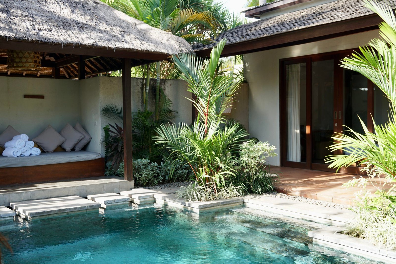 < img src="architecture.jpg" alt="tropical modern villa architecture bali." >